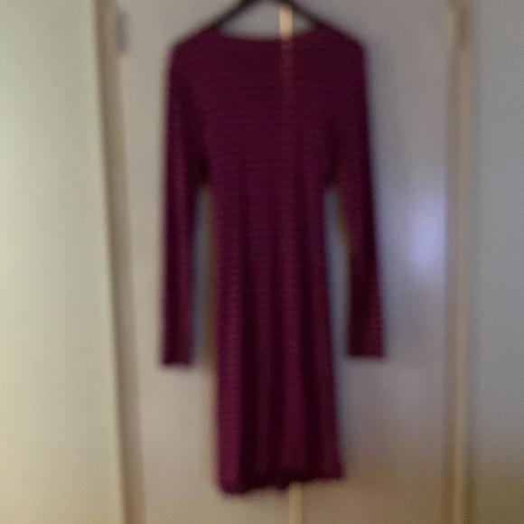 No longer fits. Loved this dress, can be work casual or with accorded dress up. - Picture 3 of 3